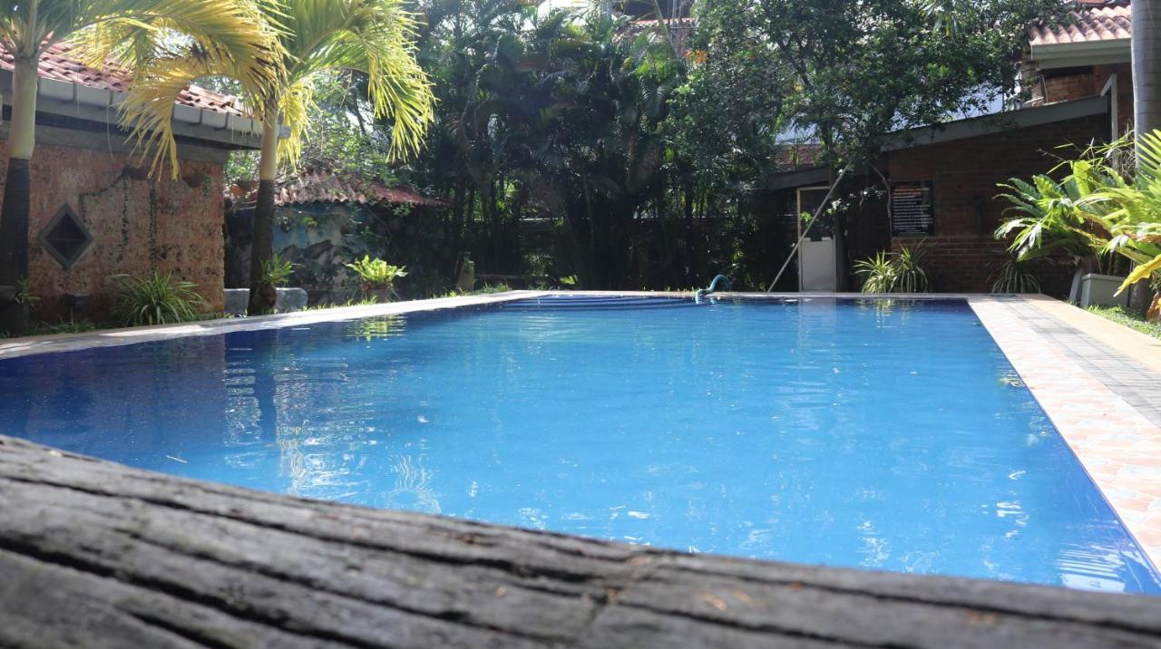 Pavana Hotel Negombo Exterior photo